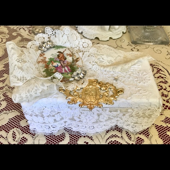 Vintage Lane Cedar Bride’s Hope Chest, Vintage Lace, Jewelry, Linens, Cameo NWT - Picture 13 of 14